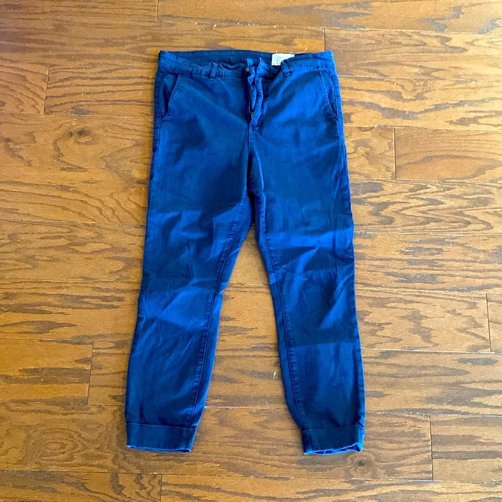 Cosmic Blue Love, size 31
Navy blue, cropped pants
